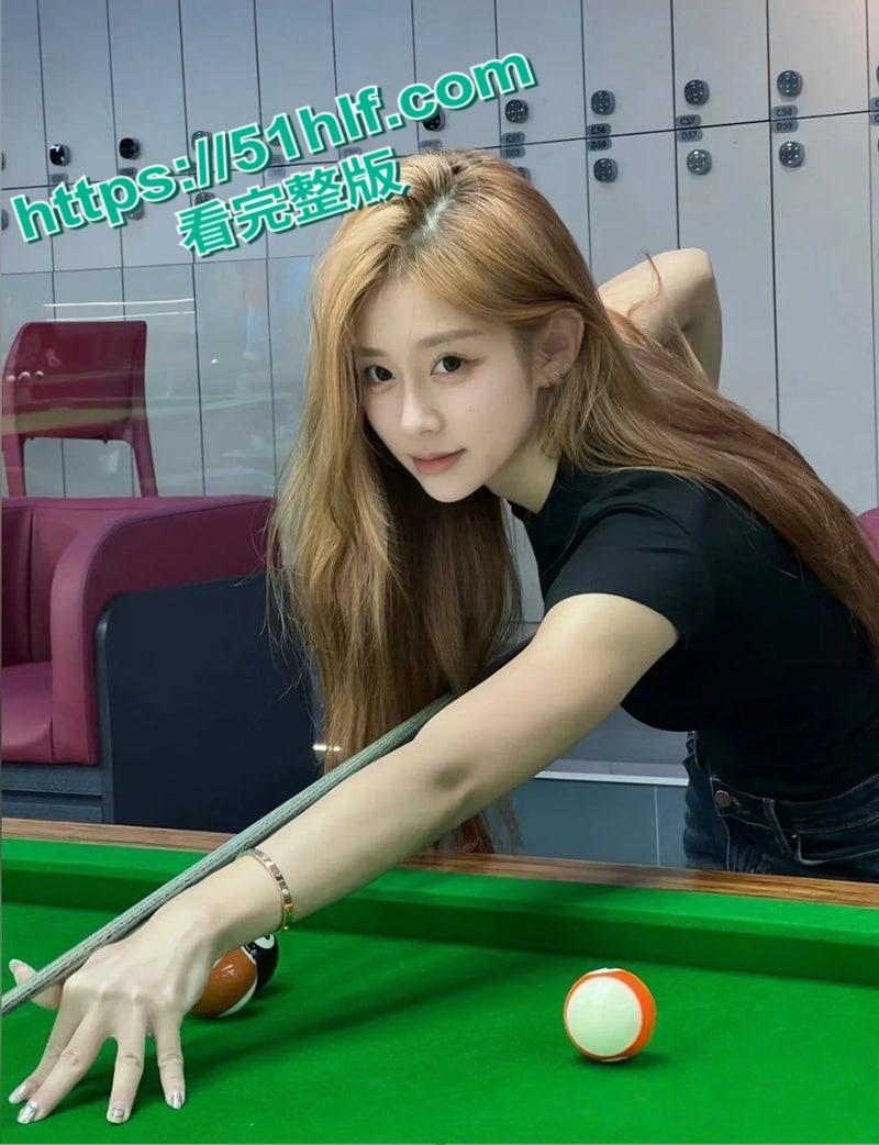 美术学院高颜值女大学生【江晓晓】不雅视频流出,多种情趣内衣大秀诱人胴体,高超口技榨取金主精华!-6