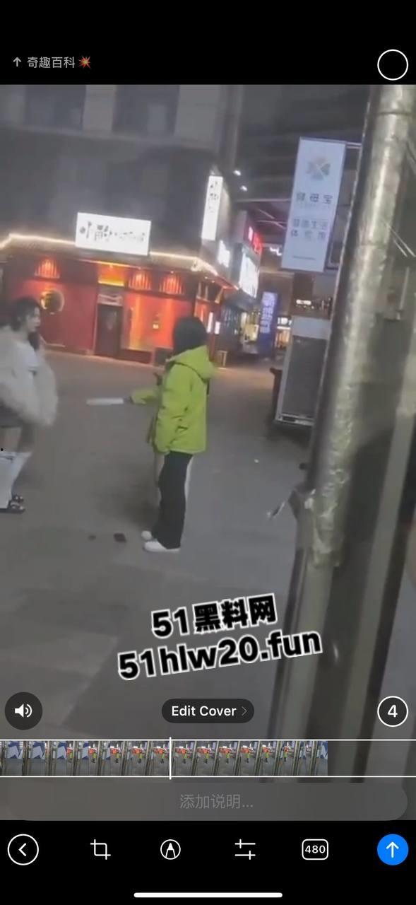 吉林长春精神小妹干架现场,一群精神小妹带着几个小伙围殴俩美女,打人者正在追捕当中。-7