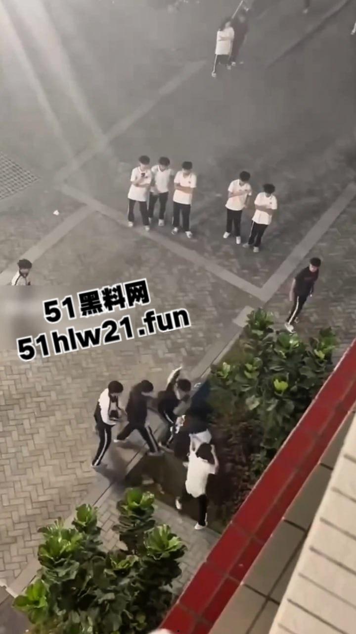 小电影情节照进现实,高中生把同学母亲给操怀孕,儿子知道后直接在学校打起来了!-7