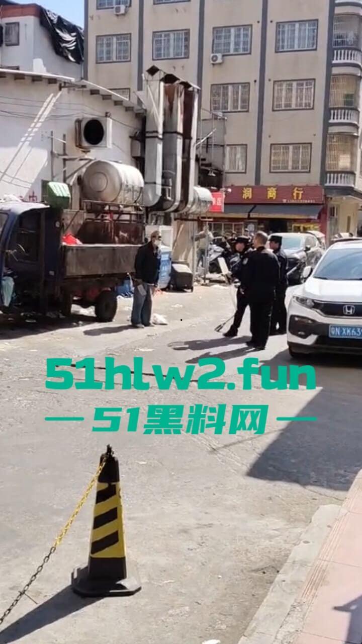 汕尾市海丰县持刀匪徒和帽子叔叔对峙被抓,王某抢劫犯此前有吸毒史逮捕现场视频曝光。-3