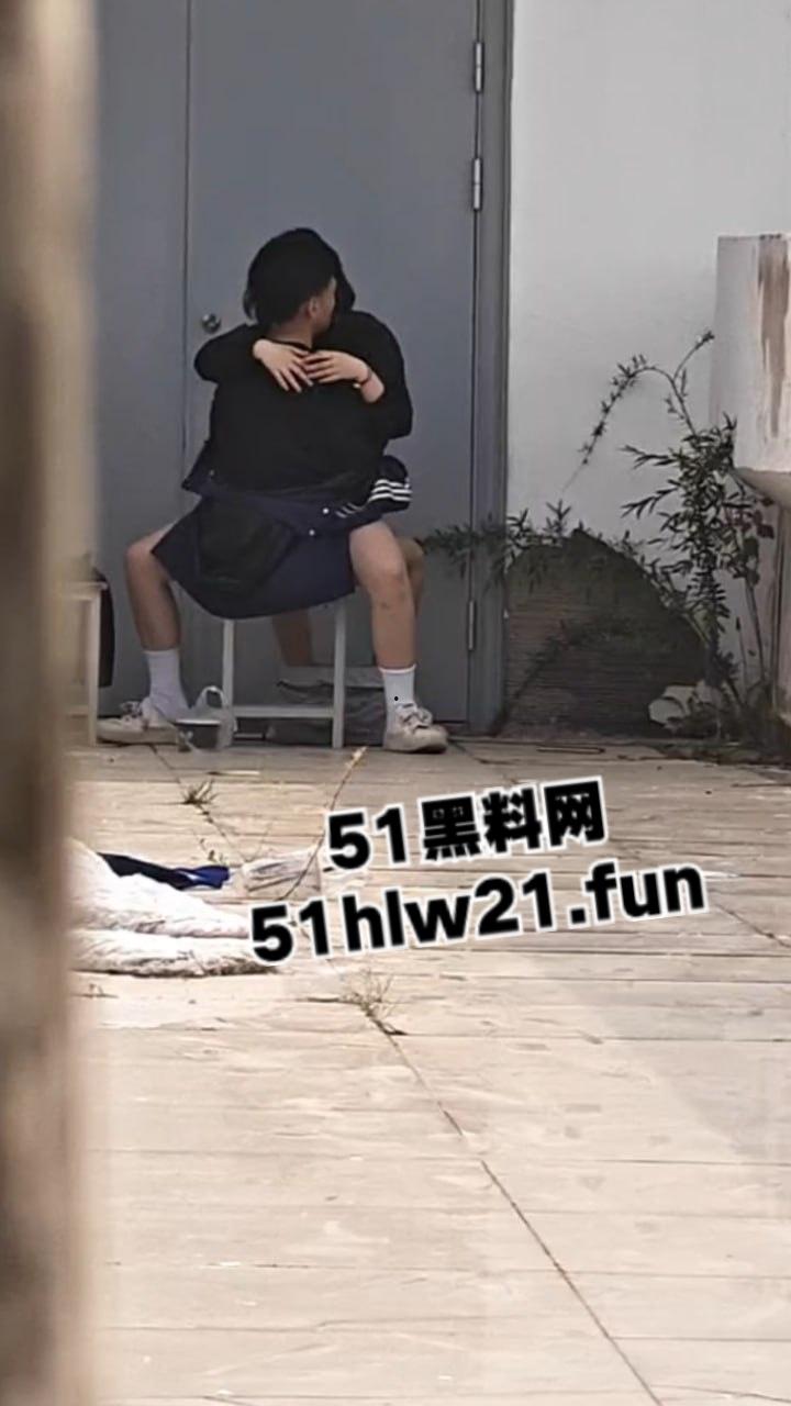 瓜友偷拍高中生做爱,年轻小情侣在学校楼顶拐角当场脱光女上位做爱,现在学生玩的真花。-4