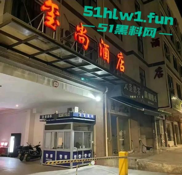 横店【玺尚酒店】逐玉剧组大瓜!三名武行轮奸一名女化妆师本来是4P淫乱闹大了变轮奸。-12