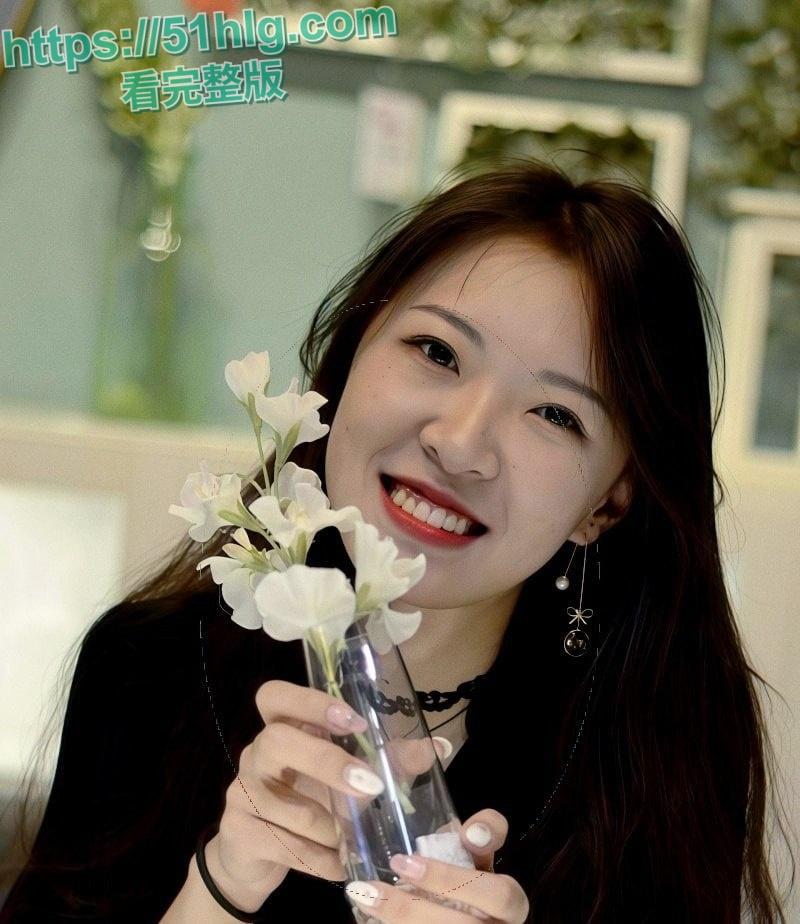 【四川成都】高颜值风骚人妻挑战1V8 三洞齐开多人激战场面十分壮观 8大猛男竟无人能让骚逼高潮 震惊众人-3