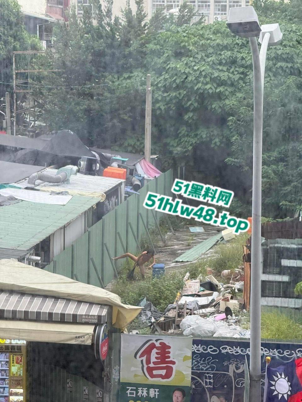 湾湾长腿大妈露天自慰被偷拍,大妈身材年轻时也绝对是大美女,想不到老了竟然这么饥渴。-6