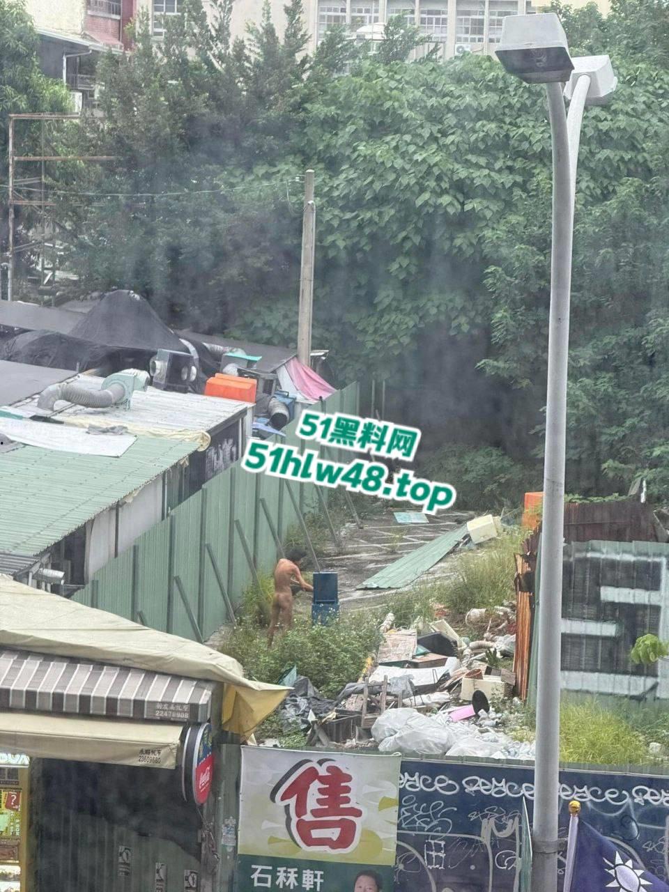 湾湾长腿大妈露天自慰被偷拍,大妈身材年轻时也绝对是大美女,想不到老了竟然这么饥渴。-7