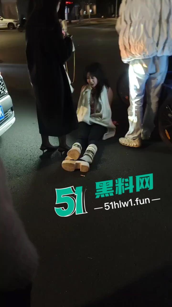 提裤忘人,玩腻就滚?广州女生因男友提分手受刺激当街破防,又哭又闹还傻笑!-1