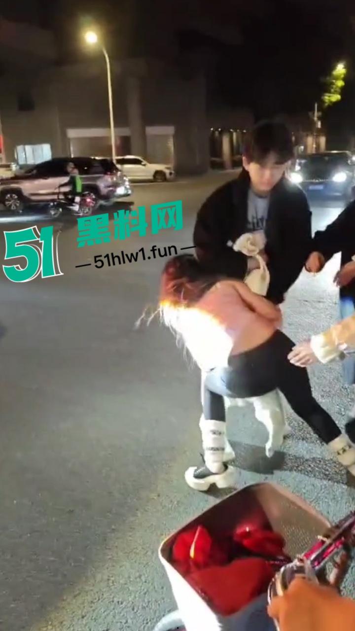 提裤忘人,玩腻就滚?广州女生因男友提分手受刺激当街破防,又哭又闹还傻笑!-7