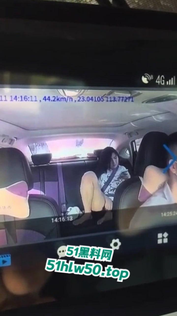 网约车司机监控偷拍,长腿学生妹按耐不住寂寞,竟在车上看片自慰被曝光,网友直呼跪求联系方式!-1