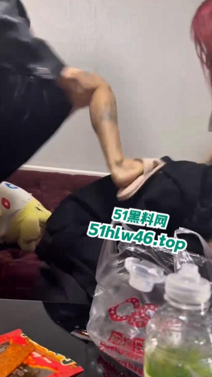 天津精神小妹围殴女孩,社会的底层女人将其骗到出租屋群殴爆揍,完全没有基本的法律意识。-5