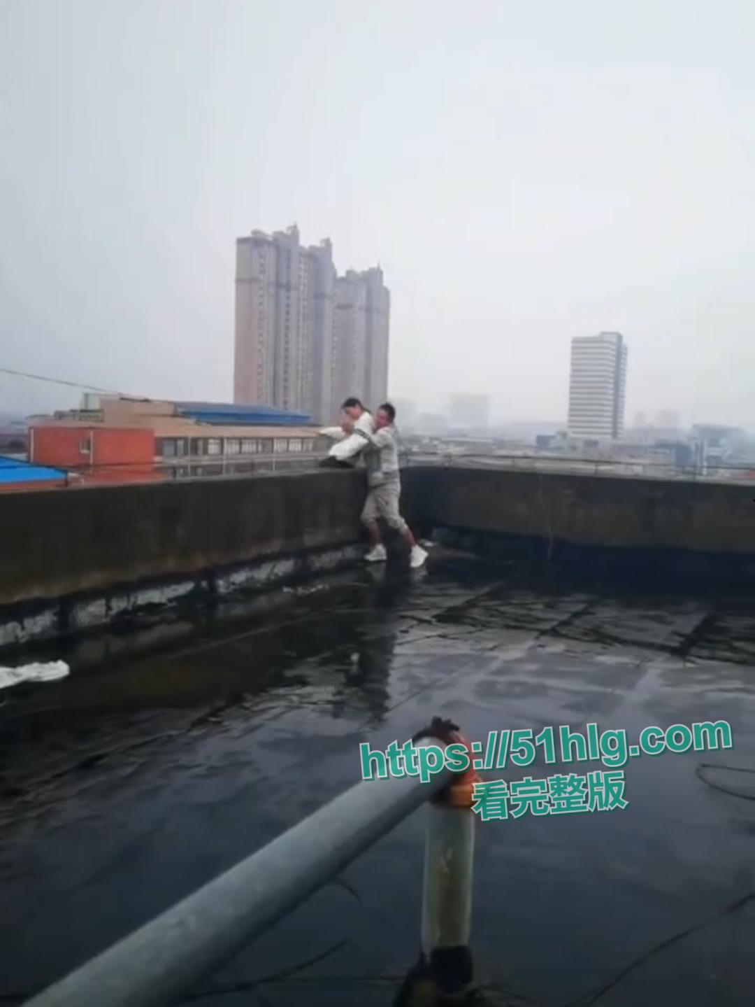 【江苏南通】女孩高楼欲轻生,众人合力拯救,生命得以延续情绪波动,背后压力令人忧-3