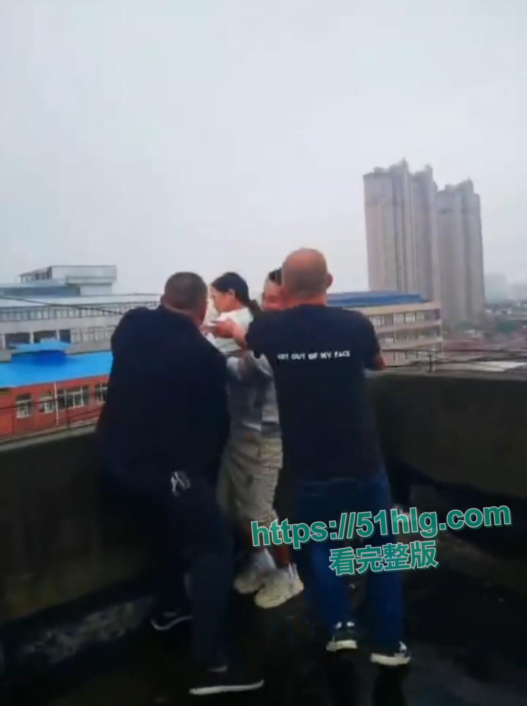 【江苏南通】女孩高楼欲轻生,众人合力拯救,生命得以延续情绪波动,背后压力令人忧-4