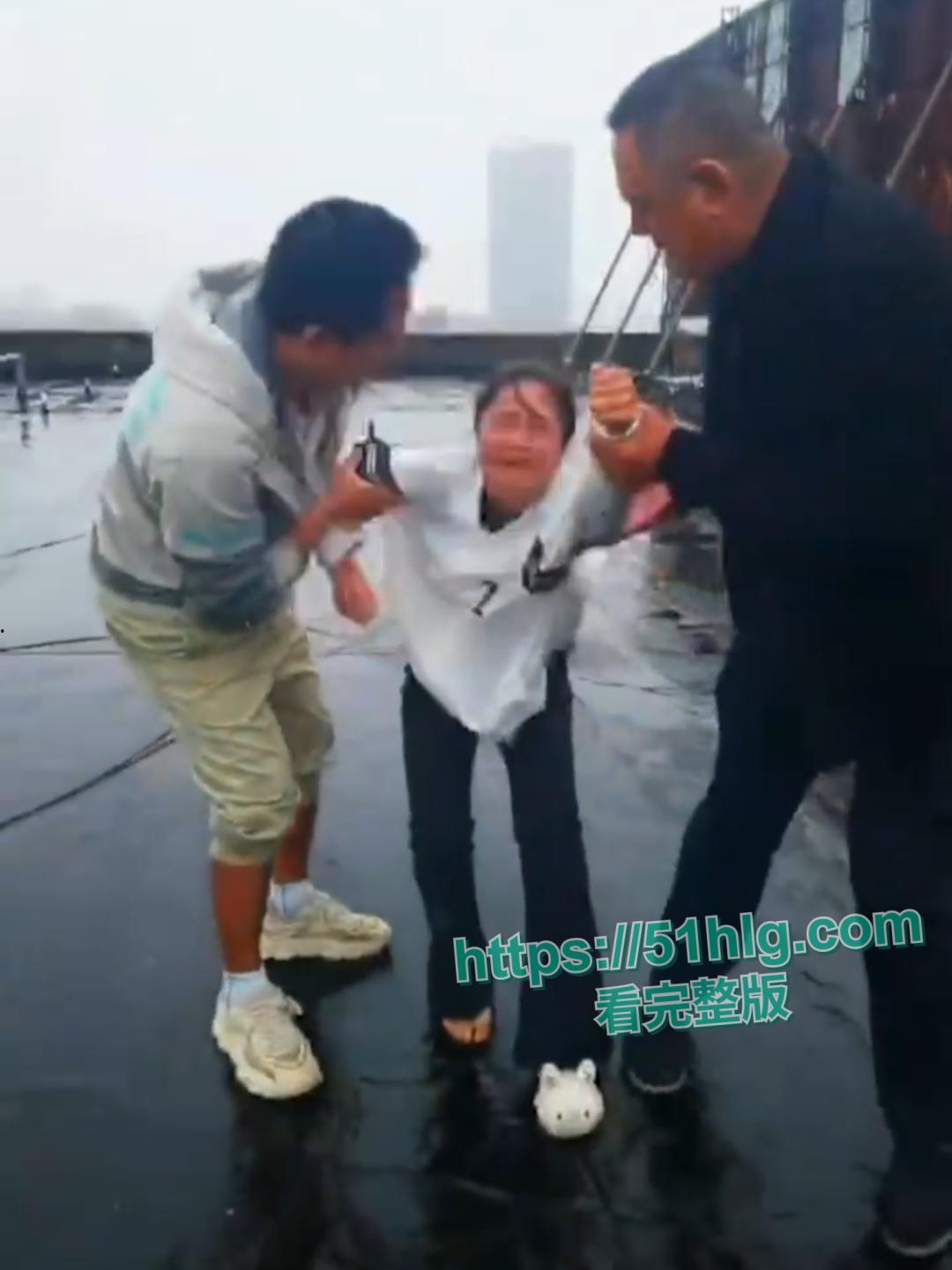 【江苏南通】女孩高楼欲轻生,众人合力拯救,生命得以延续情绪波动,背后压力令人忧-6