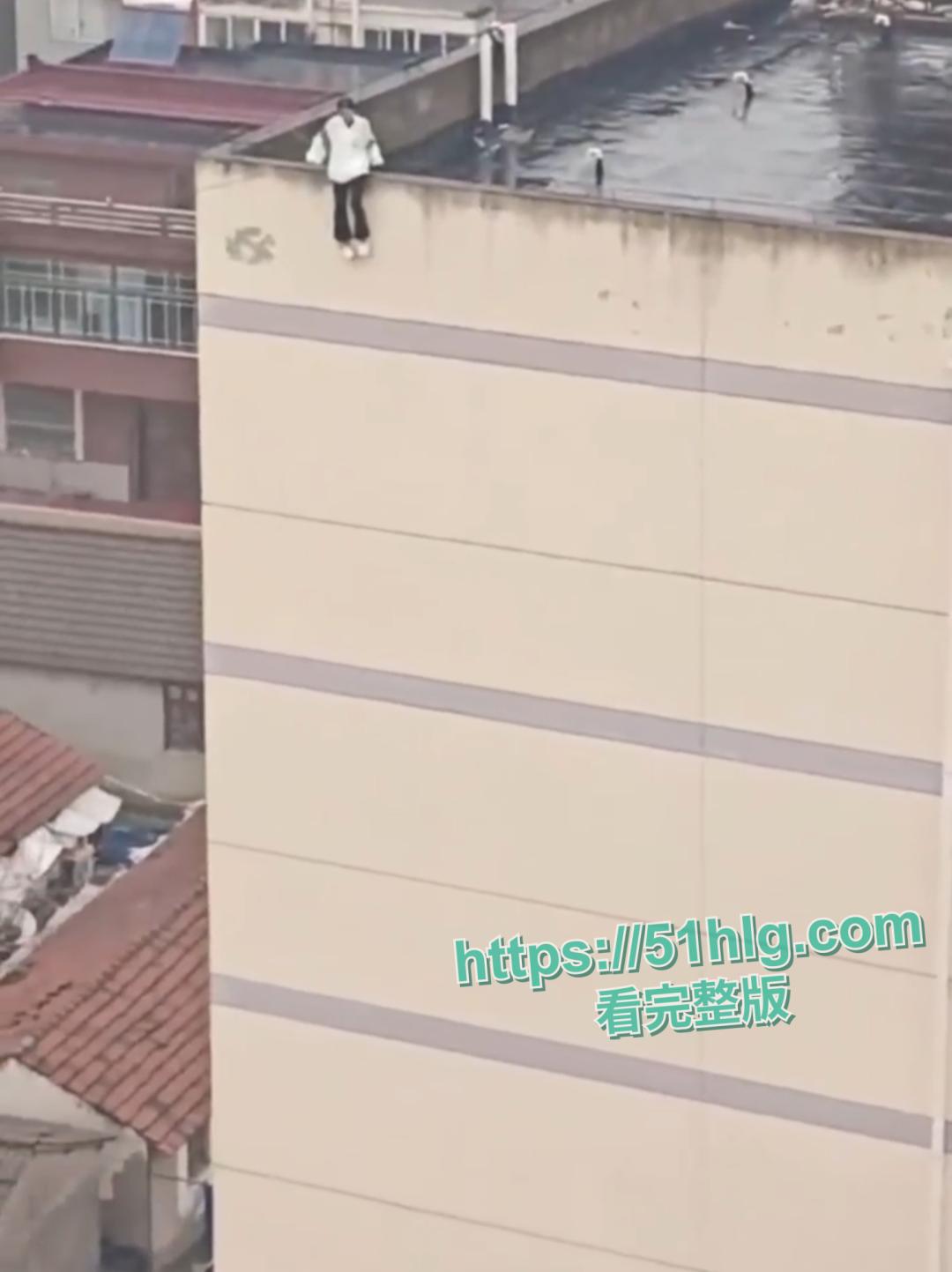 【江苏南通】女孩高楼欲轻生,众人合力拯救,生命得以延续情绪波动,背后压力令人忧-7