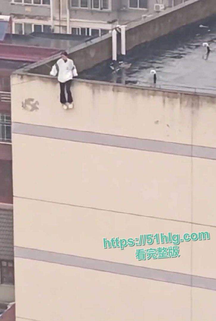 【江苏南通】女孩高楼欲轻生,众人合力拯救,生命得以延续情绪波动,背后压力令人忧-8