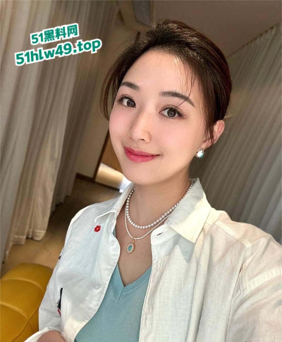 无锡美容院老板娘【李瑾妍】正值性欲旺年,网上到处约炮不雅视频被炮友泄密,90后宝妈尺度全开!-2