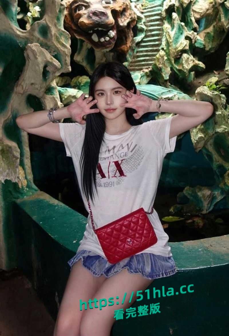 马来西亚籍留学生【潘纬倩】遭渣男偷拍性爱视频外流,颜值超美清纯女神被后入猛操,露脸浪叫反差十足!-5