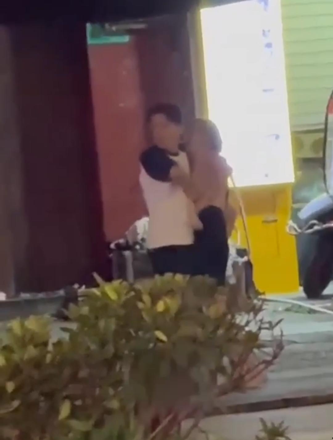 四川成都闹市街区情侣吵架 女友当街脱衣裸奔 男友跪地道歉也无补于事 奶子骚穴一览无余 惊呆路人直呼太牛逼了-2