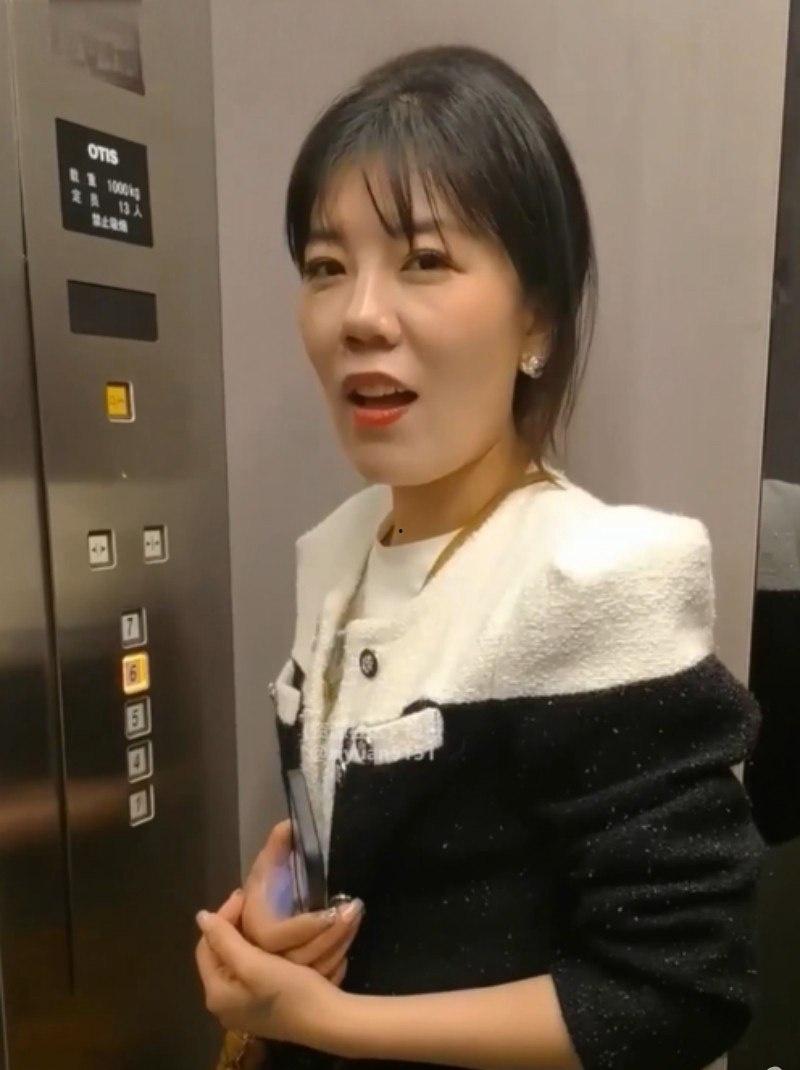 湖南人妻何蕾君出轨金主被曝 骚母狗本质曝露 吃屌 喝尿 遛狗 爆操 全程露脸骚话连篇淫叫连连 年度最骚人妻-1