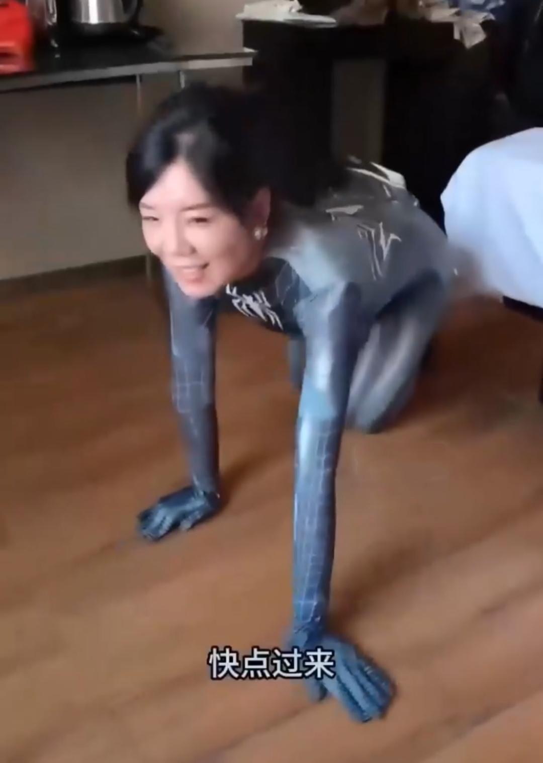 湖南人妻何蕾君出轨金主被曝 骚母狗本质曝露 吃屌 喝尿 遛狗 爆操 全程露脸骚话连篇淫叫连连 年度最骚人妻-8