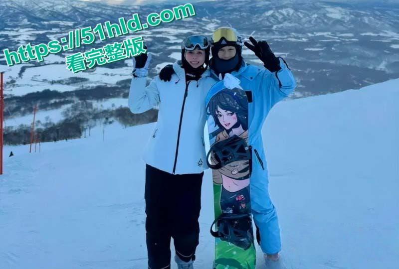 赌王之子【何猷君】第二弹,继人设塌房后自曝猛料 竟将自己亲妹妹【何超欣】视为初恋,早年床照合影与性爱视频引全网热议!-11