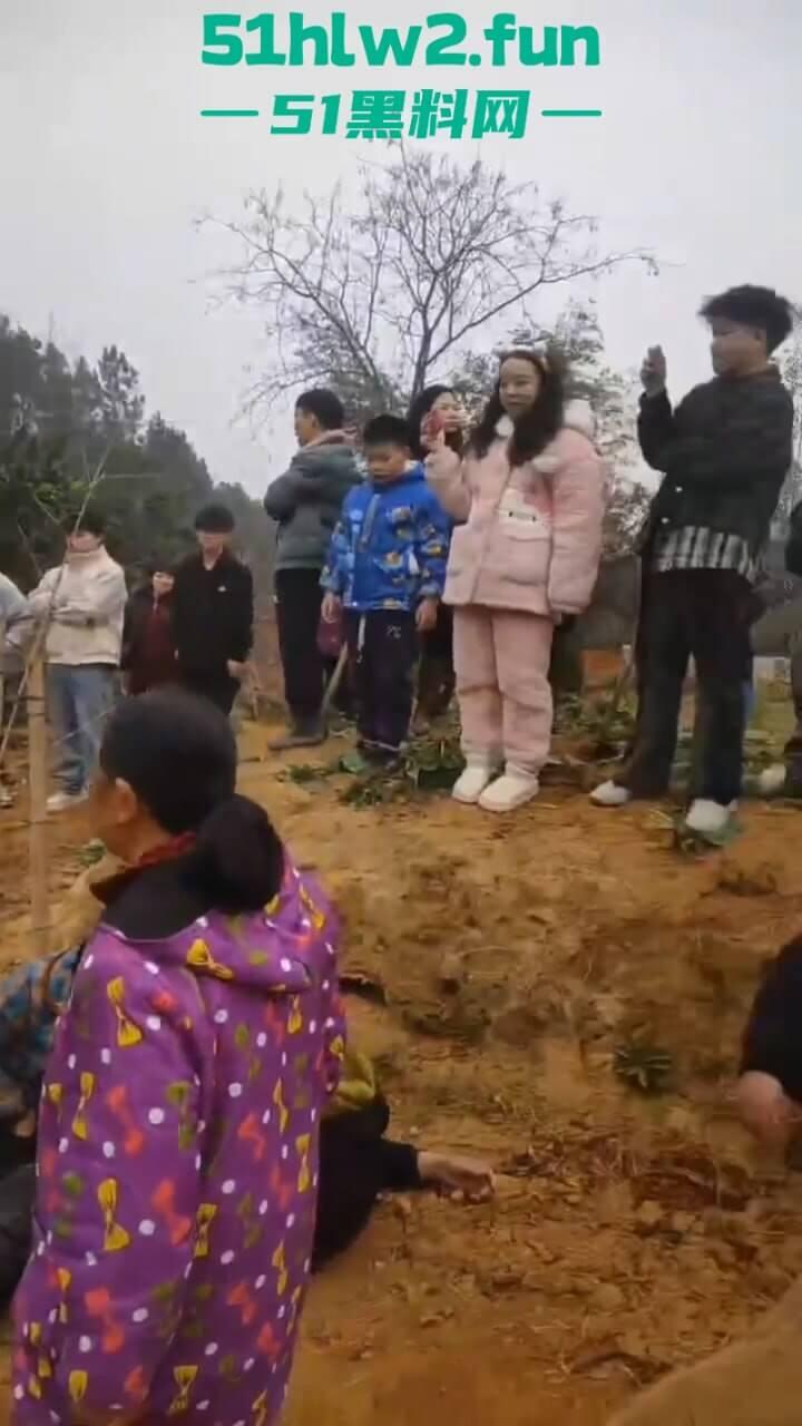 湖南衡阳李花村和添枝村互殴,数名外姓移门村民被打晕倒地不起,现场实拍流出。-6