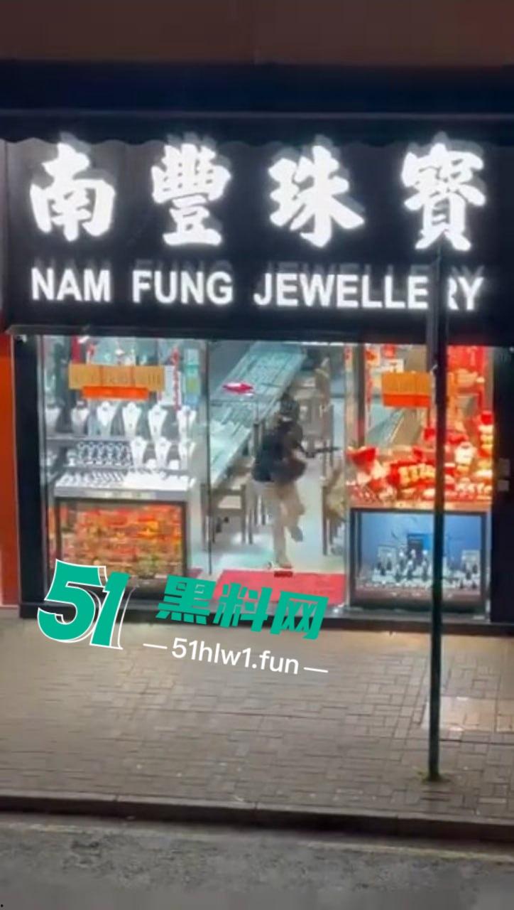 香港街头变抢金战场，4蒙面刀匪手持铁锤猛砸金铺，秒掳金饰驾车狂飙逃离，驾车消失得无影无踪！-3