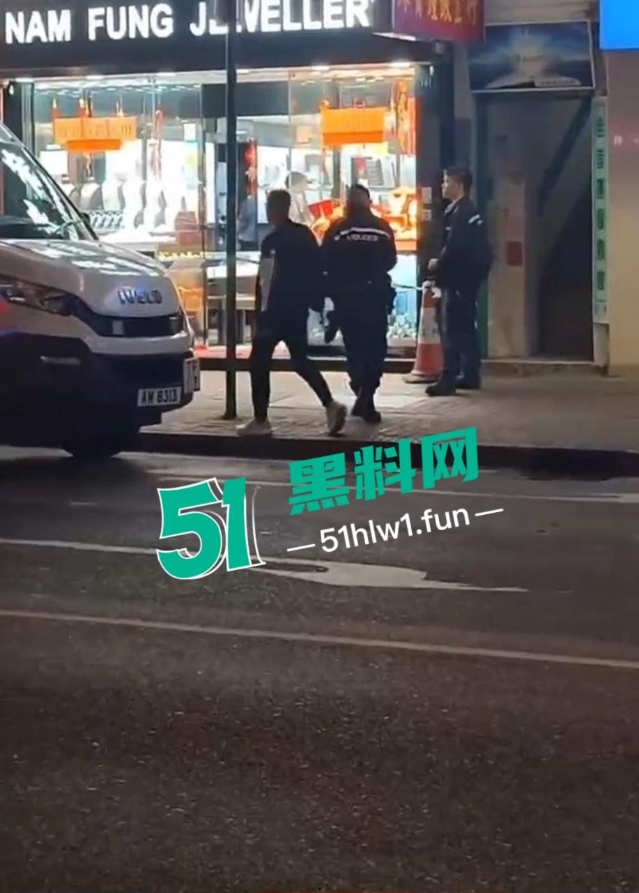 香港街头变抢金战场，4蒙面刀匪手持铁锤猛砸金铺，秒掳金饰驾车狂飙逃离，驾车消失得无影无踪！-6