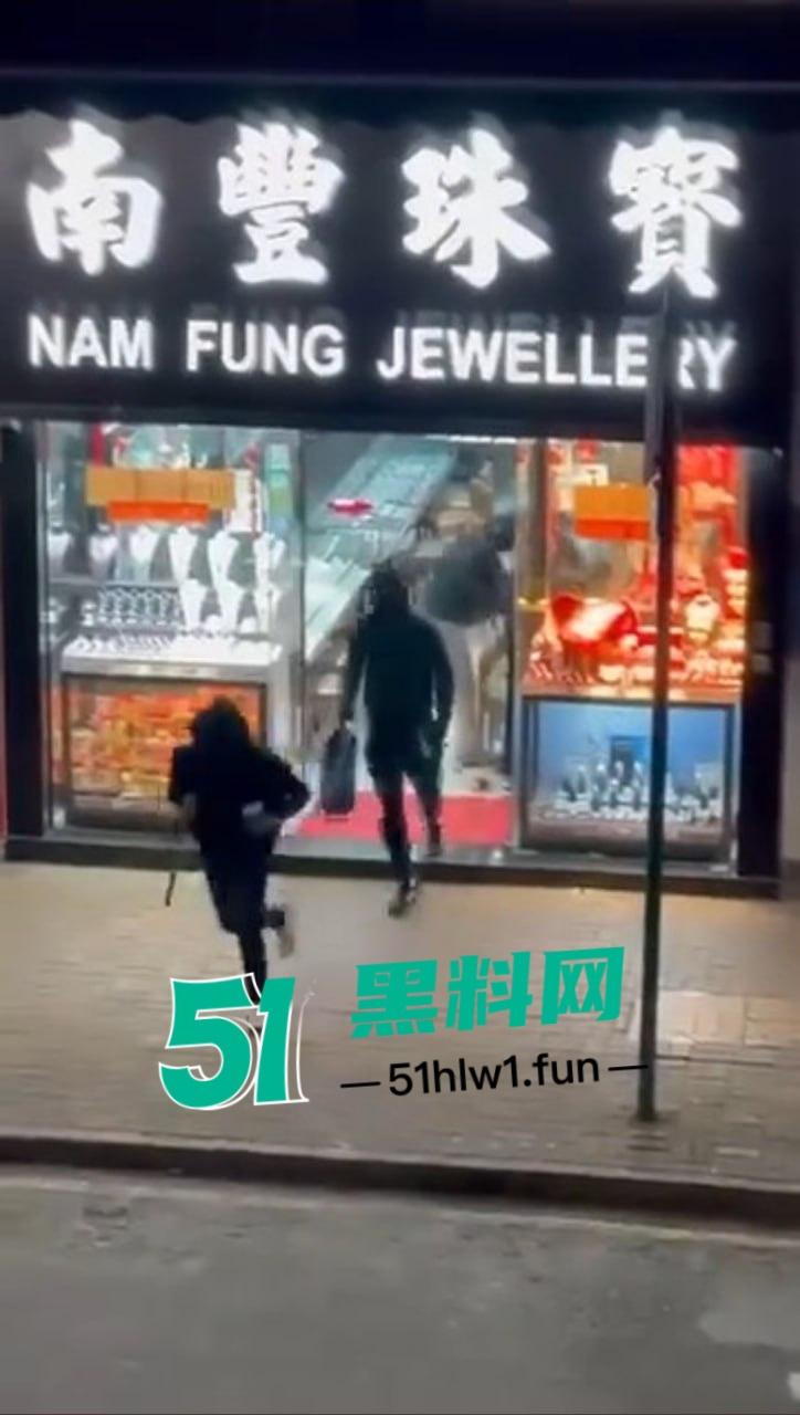 香港街头变抢金战场，4蒙面刀匪手持铁锤猛砸金铺，秒掳金饰驾车狂飙逃离，驾车消失得无影无踪！-8