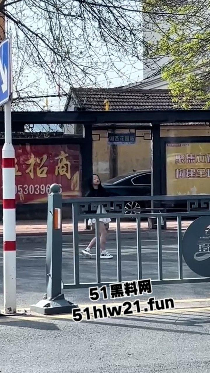 山东精神小妹嗑药过量致幻,大街上举止怪异如无脑丧尸邪崇附体样子超级可怕。-6