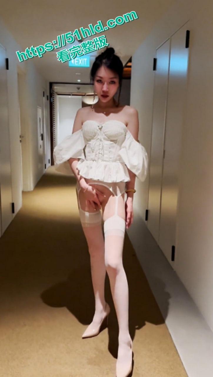 推特超美留学生【彤彤乖】最新定制私拍KTV全裸露出自慰互动，火辣高挑身姿诱惑十足！-2