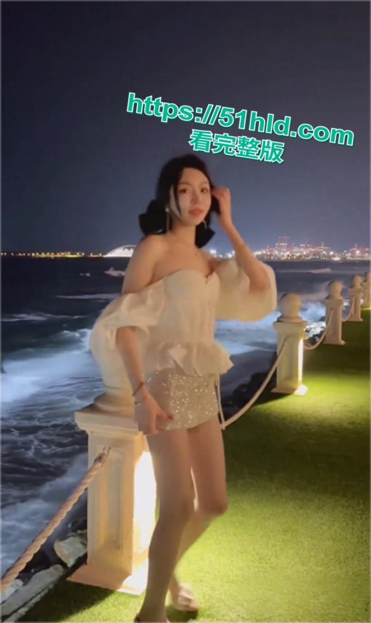 推特超美留学生【彤彤乖】最新定制私拍KTV全裸露出自慰互动，火辣高挑身姿诱惑十足！-6