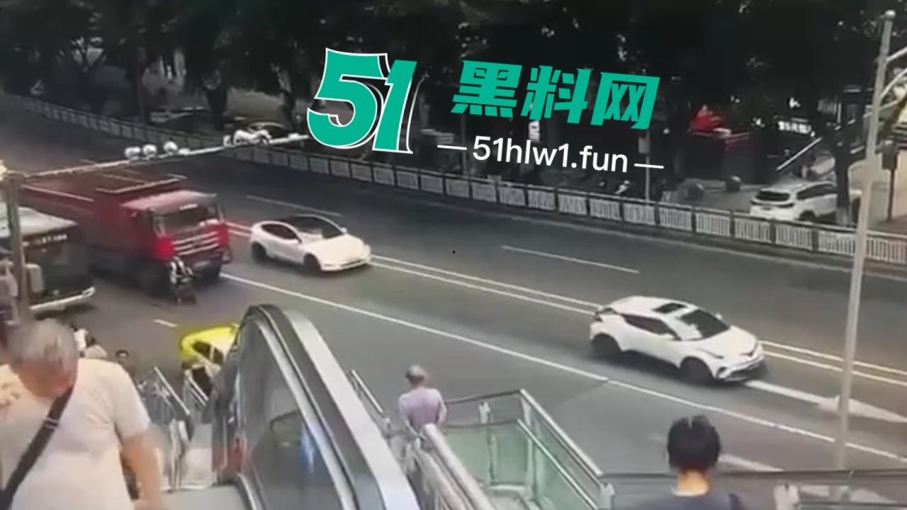 【血腥恐怖】重庆五里店灯饰广场万丰路口发生严重车祸,男子骑电瓶车行驶在货车前方盲区被当场碾压爆头。-6