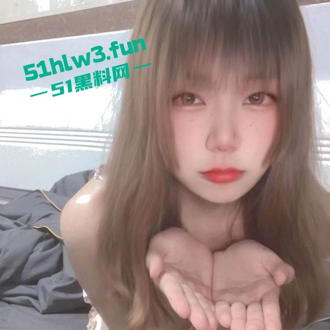 超反差嫩妹母狗,颜值甜美的学生妹身材高挑性感诱人,私下性瘾超强到处约炮渴望被大鸡巴爆操。-1