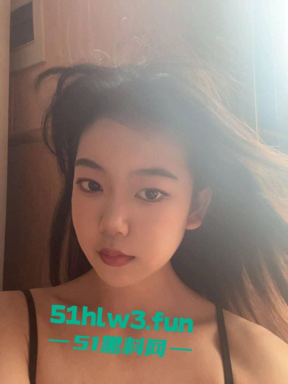 超反差嫩妹母狗,颜值甜美的学生妹身材高挑性感诱人,私下性瘾超强到处约炮渴望被大鸡巴爆操。-3