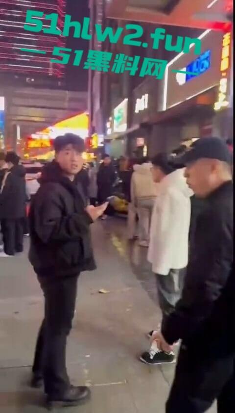 河北石家庄YOLO酒吧惊天大瓜,50人群殴打到特警出动,厕所里男女当场打炮,旁边光屁股男在狂吐,细思极恐!-7