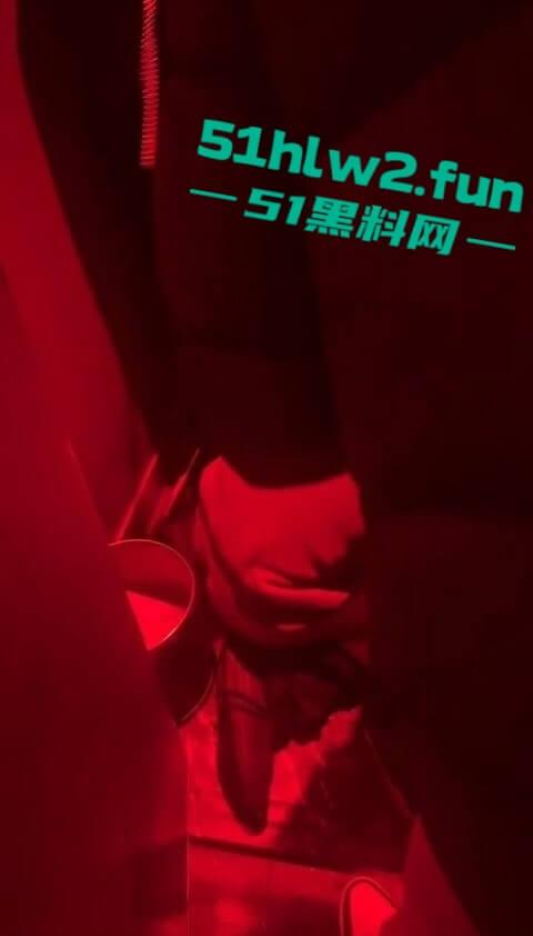 河北石家庄YOLO酒吧惊天大瓜,50人群殴打到特警出动,厕所里男女当场打炮,旁边光屁股男在狂吐,细思极恐!-11