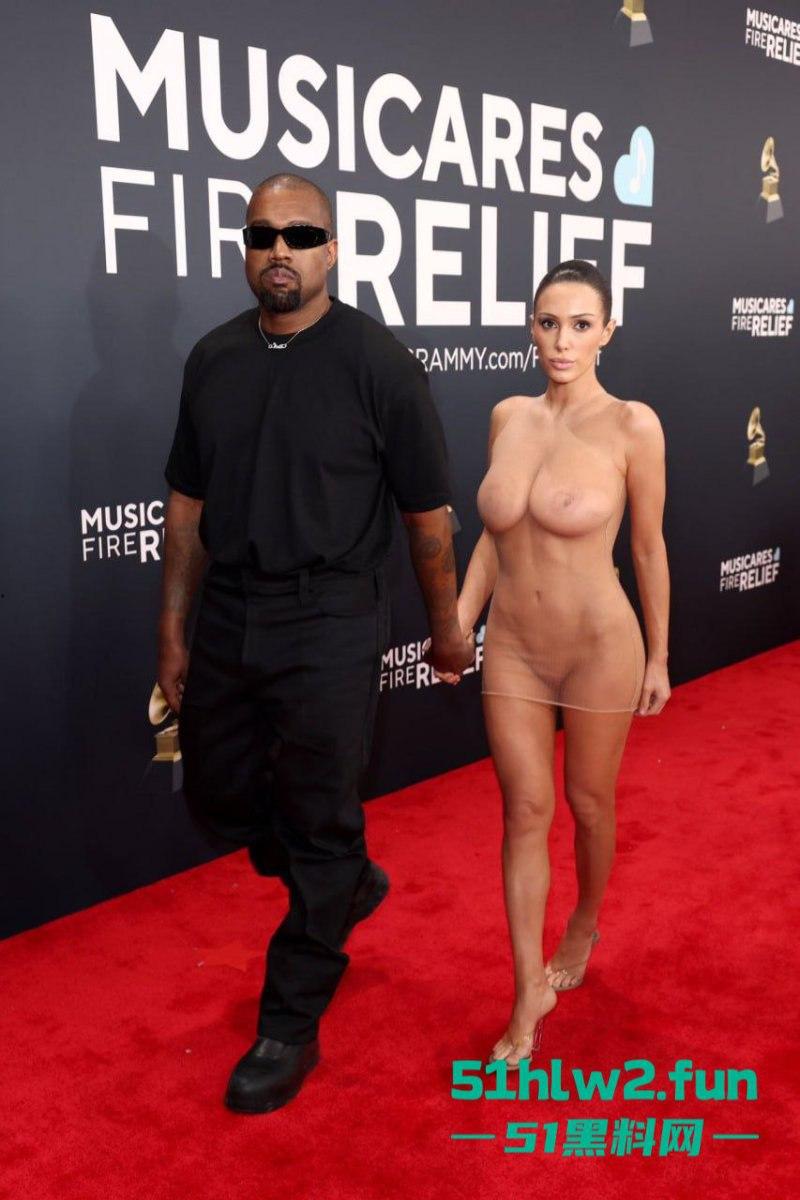 侃爷娇妻真空亮相格莱美红毯,公然上演户外露出全场惊呆!这尺度连镜头都不敢眨眼。-1