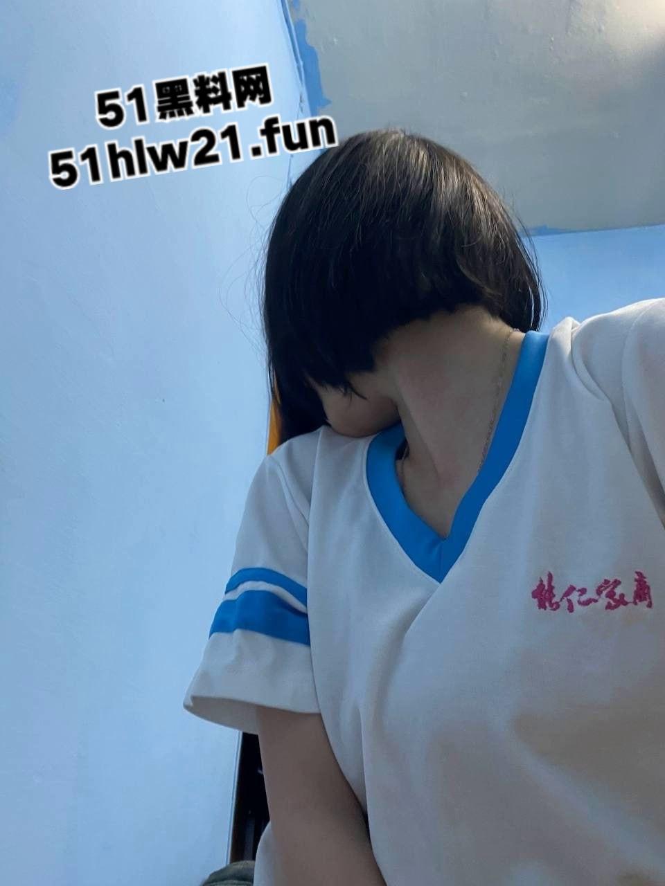 南京艺术学院,女大学生【胡雅婷】外表清纯可爱,白嫩的蜜桃臀被疯狂后入淫叫声不断。-4