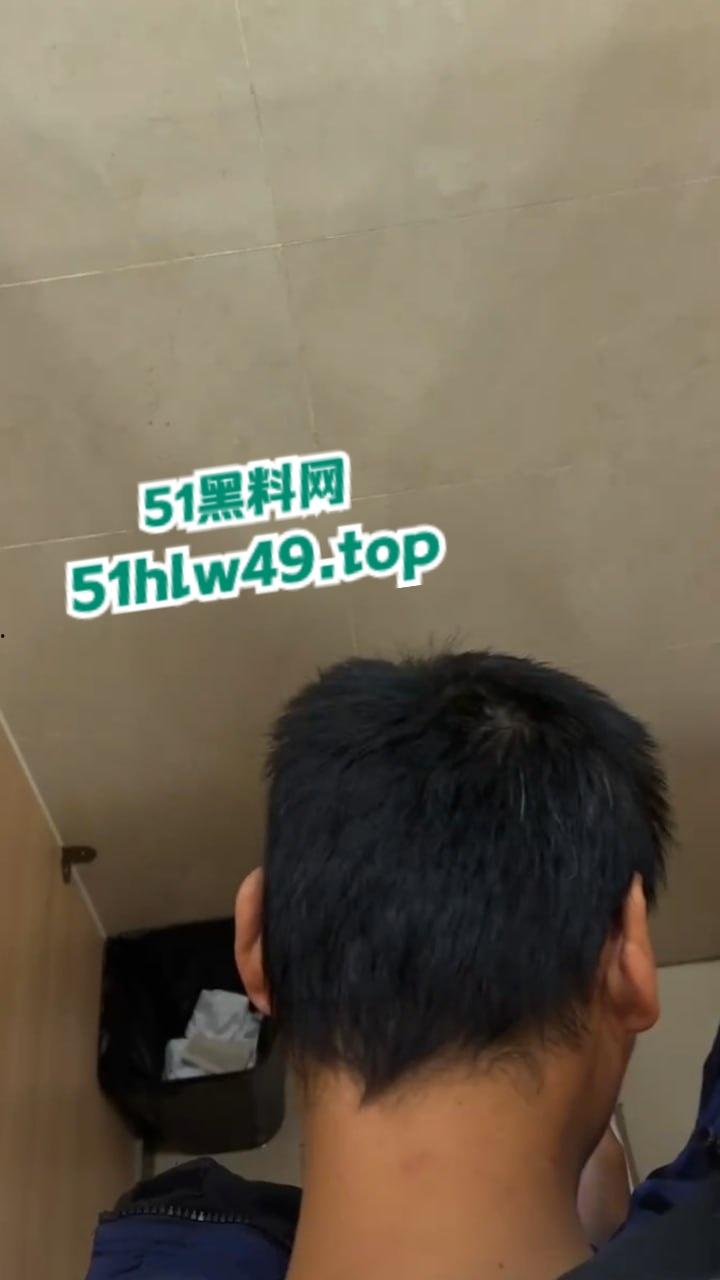 男子厕所看片打飞机被瓜友发现,洗手液瓶灌满水直接扔进去吓唬人,这不得吓阳痿了啊!-4