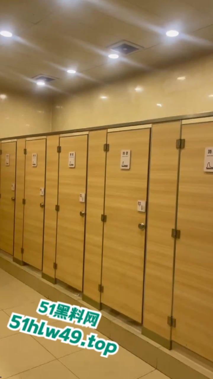男子厕所看片打飞机被瓜友发现,洗手液瓶灌满水直接扔进去吓唬人,这不得吓阳痿了啊!-7