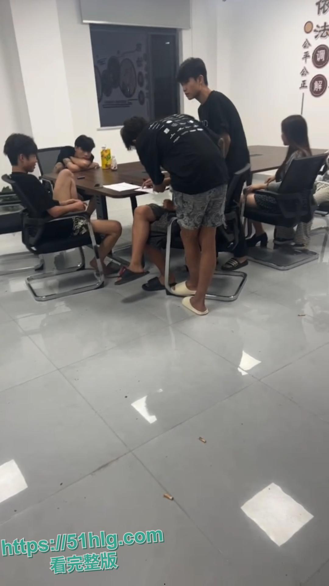 【湖北武汉】残酷霸凌现场!精神小伙与精神小妹联手摧残未成年少女,施虐过程残忍,受害者痛苦不堪-11