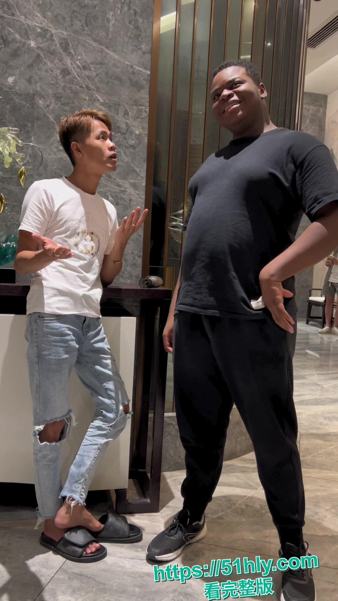 战狼2非洲小黑进军网红 下海约炮廉价的巴西牛排 线下实战营销美国伟哥下贱母狗见到黑哥就脱下裤子求操!-5