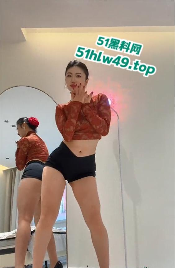 抖音粗腿公主【维拉思羽】高价定制裸舞视频流出,激情四射露奶露逼扭动着腰臀诱惑至极!-2