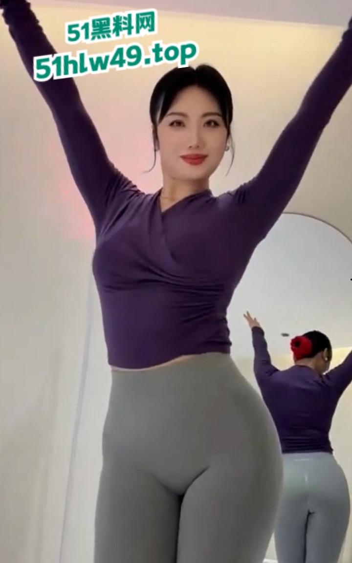 抖音粗腿公主【维拉思羽】高价定制裸舞视频流出,激情四射露奶露逼扭动着腰臀诱惑至极!-3