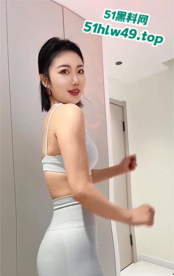 抖音粗腿公主【维拉思羽】高价定制裸舞视频流出,激情四射露奶露逼扭动着腰臀诱惑至极!-8