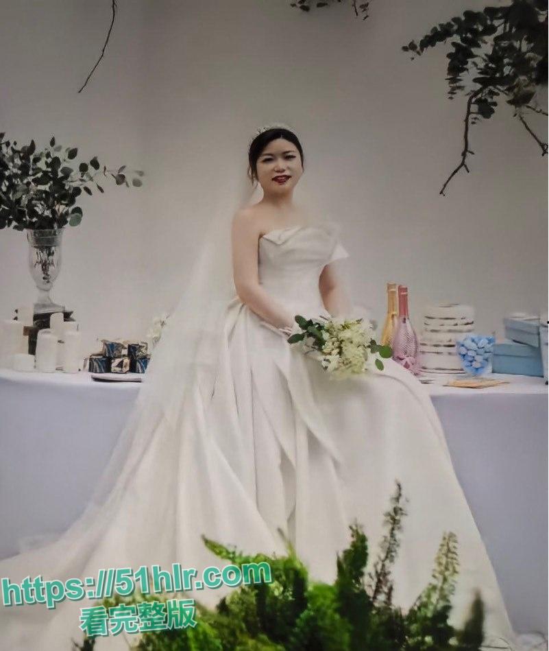 【河南】新婚夫妻的不为人知的秘密!大奶人妻骚穴淫水狂喷,口活功夫一流,舔鸡巴的模样让男人欲罢不能-9