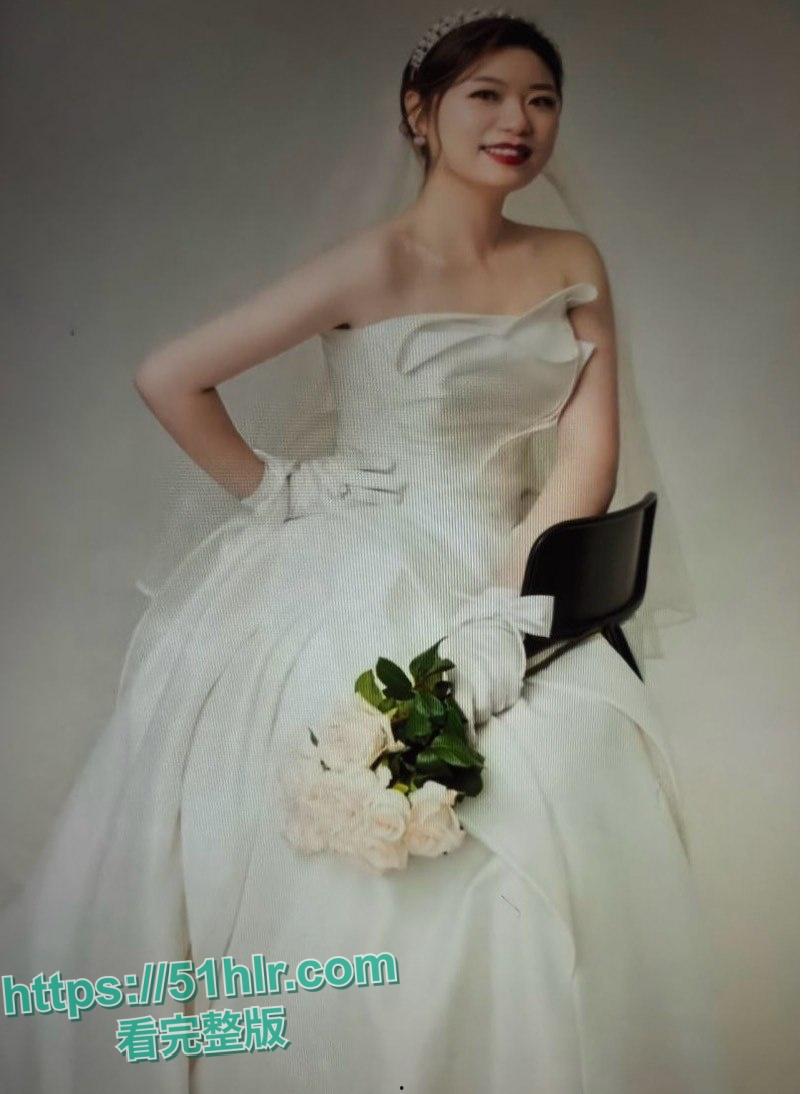 【河南】新婚夫妻的不为人知的秘密!大奶人妻骚穴淫水狂喷,口活功夫一流,舔鸡巴的模样让男人欲罢不能-12