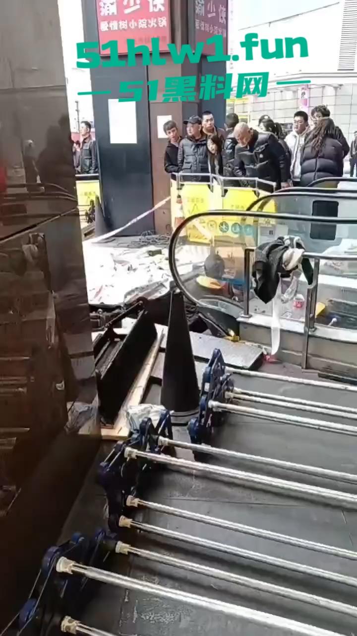 成都春熙路扶梯维修过程中出事故,可怕电梯要吃人现场事故视频流出。-1