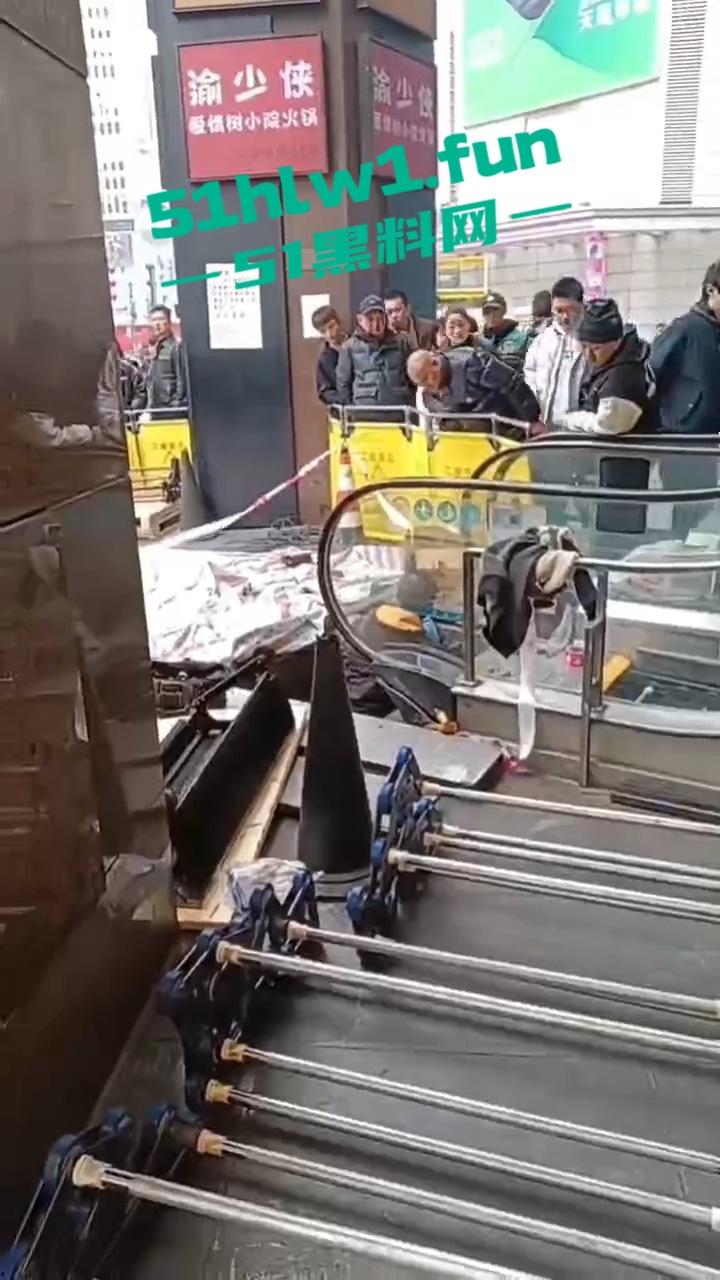 成都春熙路扶梯维修过程中出事故,可怕电梯要吃人现场事故视频流出。-2