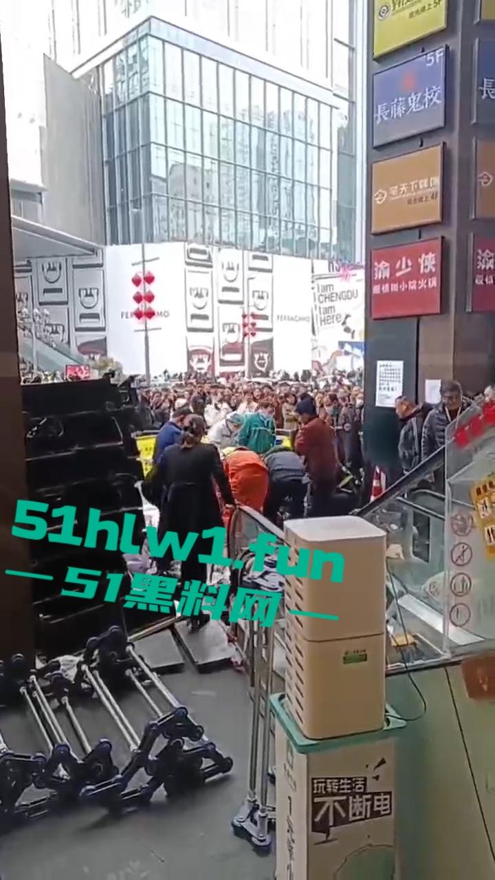 成都春熙路扶梯维修过程中出事故,可怕电梯要吃人现场事故视频流出。-6